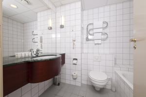 <?php echo $hotelname_visible; ?> bathroom